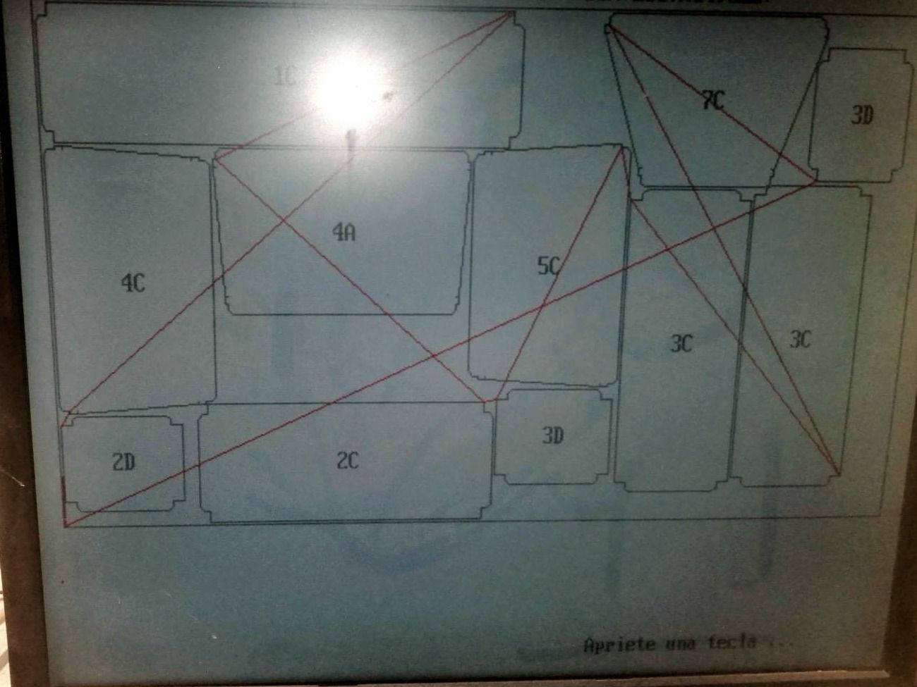 Pantalla del software de despiece y anidado del taller con los desarrollos numerados de las piezas de conducto sobre la chapa